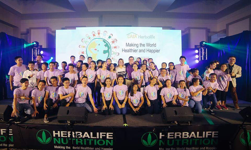 The CASA Herbalife Concert with the talented singers from the SOS Children's Village Philippines and Tuloy Sa Don Bosco. At the center is Herbalife Nutrition Philippines General Manager Rosalio Valenzuela.