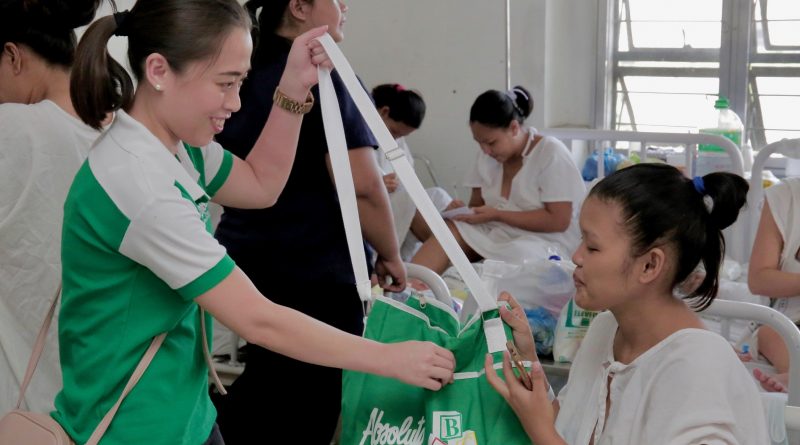 The Absolute Mommy Welfare Month focuses on the wellness of first-time mothers by addressing key issues on infant development, after-birth physical recovery, and postpartum conditions. Photo shows Absolute Brand Manager handing over a wellness bag to one of the new mothers in Fabella Hospital.